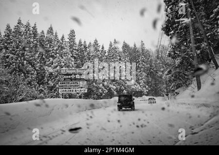 Yamanouchi, Präfektur Nagano, Japan. 15. Februar 2023. Schneesturmwetter haben auf dem Bergpass zum Ryuoo Ski Park auf Shiga Kogen in der Nähe des Mount Yakebitai eine Winterwunderlandschaft ausgelöst. Die Präfektur Nagano war Austragungsort der Olympischen Winterspiele 1998 und führte Snowboarden in die Welt als olympische Sportart ein. Die Gegend ist sowohl bei japanischen Skifahrern als auch bei internationalen Snowboardern wegen der Qualität des Pulverschnee und der unberührten Skibedingungen im Hinterland beliebt. (Kreditbild: © Taidgh Barron/ZUMA Press Wire) NUR REDAKTIONELLE VERWENDUNG! Nicht für den kommerziellen GEBRAUCH! Stockfoto