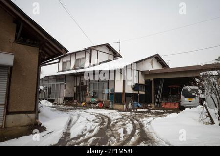 Yamanouchi, Präfektur Nagano, Japan. 15. Februar 2023. Ein traditionelles japanisches Haus als Schneesturm, das eine Winterwunderlandschaft auf dem Bergpass zum Ryuoo Ski Park auf Shiga Kogen in der Nähe des Mount Yakebitai auslöste. Die Präfektur Nagano war Gastgeber der Olympischen Winterspiele 1998 und führte Snowboarden in die Welt als einen von den Olympischen Spielen genehmigten Sport ein. Die Gegend ist sowohl bei japanischen Skifahrern als auch bei internationalen Snowboardern wegen der Qualität des Pulverschnee und der unberührten Skibedingungen im Hinterland beliebt. (Kreditbild: © Taidgh Barron/ZUMA Press Wire) NUR REDAKTIONELLE VERWENDUNG! Nicht für kommerzielle USAG Stockfoto