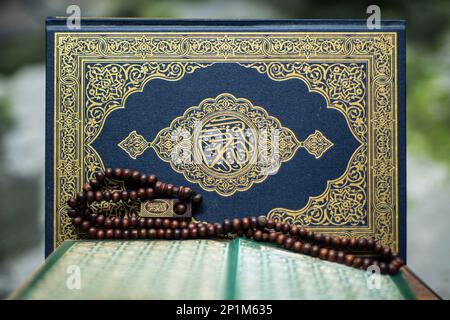 Islamische Gebetsperlen oder tasbih in einem Künstler. Er eignet sich für Hintergrundinformationen zu Designkonzepten im Ramadan-Stil oder anderen islamischen religiösen Veranstaltungen Stockfoto