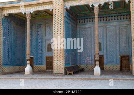 KHIVA, USBEKISTAN - 07. SEPTEMBER 2022: Innere des Innenhofs des alten Tash-Khauli-Palastes Stockfoto