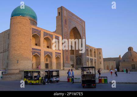 BUKHARA, USBEKISTAN - 08. SEPTEMBER 2022: Blick auf die mittelalterliche mir-i-arabische Madrasa in der Abenddämmerung Stockfoto