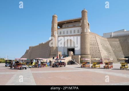 BUKHARA, USBEKISTAN - 09. SEPTEMBER 2022: An den Toren der alten Arche Festung an einem sonnigen Tag. Historisches Zentrum von Bukhara Stockfoto