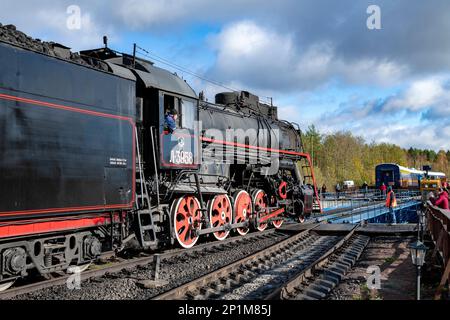 RUSKEALA, RUSSLAND - 09. OKTOBER 2022: Die alte sowjetische Dampflokomotive L-3958 (Lebedyanka) betritt den Drehteller an der Ruskeala Station an einem sonnigen Oktober Stockfoto