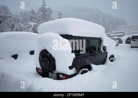 Yamanouchi, Präfektur Nagano, Japan. 15. Februar 2023. Während Schneestürme schneite ein Auto ein, was auf dem Bergpass zum Ryuoo Ski Park auf Shiga Kogen in der Nähe des Mount Yakebitai zu einer winterlichen Wunderszene führte. Die Präfektur Nagano richtete die Olympischen Winterspiele 1998 aus und führte Snowboarden als einen von den Olympischen Spielen genehmigten Sport in die Welt ein. Die Gegend ist sowohl bei japanischen Skifahrern als auch bei internationalen Snowboardern wegen der Qualität des Pulverschnee und der unberührten Skibedingungen im Hinterland beliebt. (Kreditbild: © Taidgh Barron/ZUMA Press Wire) NUR REDAKTIONELLE VERWENDUNG! Nicht für den kommerziellen GEBRAUCH! Stockfoto