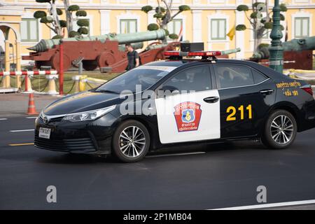 BANGKOK, THAILAND, FEBRUAR 04 2023, Ein Polizeiauto fährt im Stadtzentrum Stockfoto