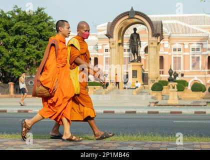 BANGKOK, THAILAND, FEBRUAR 04 2023, zwei buddhistische Mönche laufen im Stadtzentrum Stockfoto