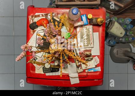 SAMUT PRAKAN, THAILAND, FEBRUAR 05 2022, Ein Haufen staubiger Dinge auf dem Kühlschrank in einem thailändischen Haushalt Stockfoto