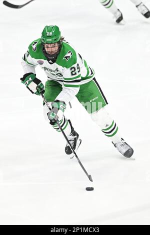 North Dakota Fighting Hawks Forward Jackson Kunz (29) skates mit dem Puck während eines NCAA-Hockeyspiels zwischen den Omaha Mavericks und der University of North Dakota Fighting Hawks in der Ralph Engelstad Arena, Grand Forks, ND am Freitag, 3. März 2023. Von Russell Hons/CSM Stockfoto