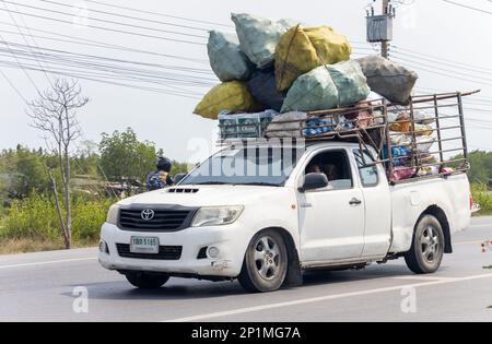 BANGKOK, THAILAND, FEBRUAR 07 2023, Ein Pick-up-Auto beladen mit vielen Säcken auf einer Straße Stockfoto