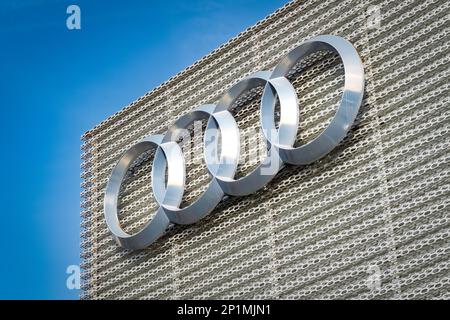 Ontario, USA – 17. Februar 2023: Das vier-Ring-Logo der Audi Union AG repräsentierte ursprünglich die vier Marken Audi, Horch, DKW und Wanderer. Stockfoto