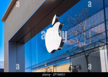 Rancho Cucamonga, USA – 25. Dezember 2022: APPLE ist ein amerikanisches multinationales Technologieunternehmen, das sich auf Unterhaltungselektronik und Software spezialisiert hat. Stockfoto