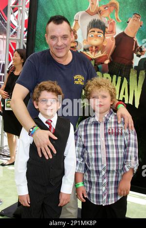 Tom Sizemore ist mit 61 gestorben. LOS ANGELES – AUG. 5: Tom Sizemore, Sons Jayden und Jagger treffen am 5. August 2012 auf dem Universal CityWalk auf der Premiere „ParaNorman“ in Universal City, CA © mpi27/MediaPunch Inc. Ein Stockfoto