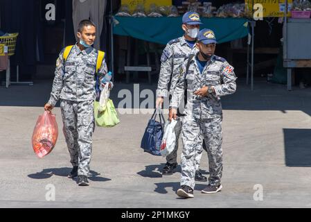 SAMUT PRAKAN, THAILAND, FEBRUAR 08 2023, Eine Gruppe von Royal Thai Navy Matrosen gehen die Straße mit Gepäck hinunter Stockfoto