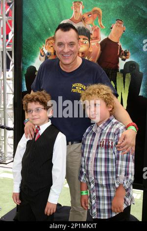 Tom Sizemore ist mit 61 gestorben. LOS ANGELES – AUG. 5: Tom Sizemore, Sons Jayden und Jagger treffen am 5. August 2012 auf dem Universal CityWalk auf der Premiere „ParaNorman“ in Universal City, CA © mpi27/MediaPunch Inc. Ein Stockfoto