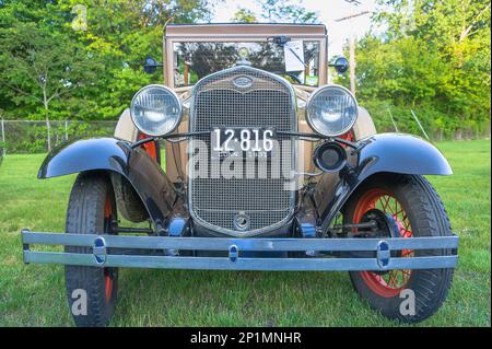 Essex, CT, USA - 24. Mai 2011: 1931 Ford Model Ein Auto, das auf einem ruhigen Grün im Dorf New England geparkt ist. Stockfoto