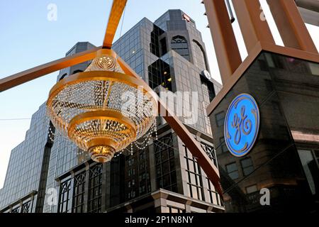 Der größte Kronleuchter im Freien beeindruckt, da er sich über der Euclid Avenue und der East 14. Kreuzung im Cleveland Theater District befindet. Stockfoto