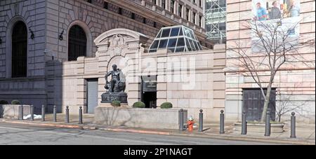 Der Seiteneingang des Cleveland Federal Reserve Bank Building in der Innenstadt an der Superior Avenue mit der Skulptur Henry Hering „Energy in Repose“ aus dem Jahr 1923. Stockfoto