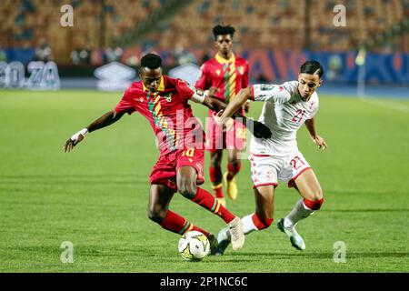 Kairo, Ägypten. 3. März 2023. Jibril Othman (R) aus Tunesien tritt mit Prinz Ilendo von Kongo während des Viertelfinalspiels zwischen Kongo und Tunesien beim 2023 CAF (Confederation of African Football) U-20 Africa Cup of Nations in Kairo, Ägypten, am 3. März 2023 an. Kredit: Ahmed Gomaa/Xinhua/Alamy Live News Stockfoto