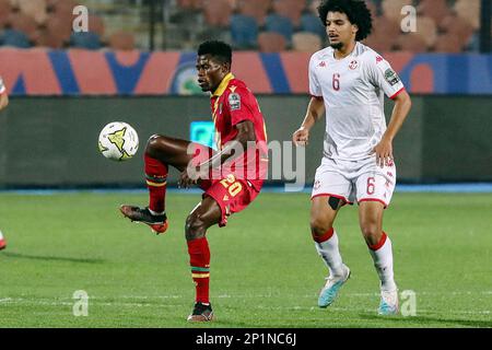 Kairo, Ägypten. 3. März 2023. Hergie Mossala (L) aus dem Kongo tritt während des Viertelfinalspiels zwischen Kongo und Tunesien beim 2023 CAF (Confederation of African Football) U-20 Africa Cup of Nations in Kairo, Ägypten, am 3. März 2023 an. Kredit: Ahmed Gomaa/Xinhua/Alamy Live News Stockfoto