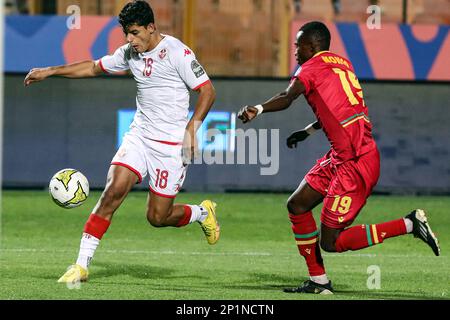 Kairo, Ägypten. 3. März 2023. Mohamed Dhaoui (L) von Tunesien tritt mit Gedeon Nongo von Kongo während des Viertelfinalspiels zwischen Kongo und Tunesien beim 2023 CAF (Confederation of African Football) U-20 Africa Cup of Nations in Kairo, Ägypten, am 3. März 2023 an. Kredit: Ahmed Gomaa/Xinhua/Alamy Live News Stockfoto