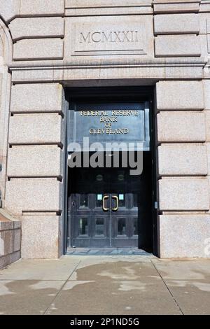 Die Federal Reserve Bank of Cleveland in der Innenstadt von Cleveland, Ohio, am 26. Februar 2023. Der Eingang ist einer von mehreren, der Haupteingang an der E.6. St. Stockfoto