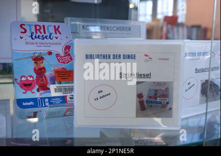 02. März 2023, Sachsen-Anhalt, Halle (Saale): Im Schaukasten der "Bibliothek der Dinge" steht ein eher selten ausgeliehener Strickdolly. Neben einer Vielzahl von Literatur können auch Gegenstände aus der „Bibliothek der Dinge“ in der Stadtbibliothek Halle (Saale) ausgeliehen werden. Das sind Dinge, die nicht immer benutzt werden. Um Kosten zu sparen und die Umwelt zu schützen, müssen diese Artikel nicht von jedem gekauft werden, sondern können für einen Zeitraum von vier Wochen ausgeliehen werden. Foto: Heiko Rebsch/dpa Stockfoto