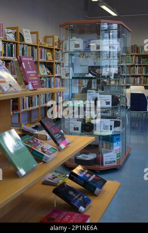 02. März 2023, Sachsen-Anhalt, Halle (Saale): Die Ausstellung der „Bibliothek der Dinge“ steht inmitten von Büchern im zweiten Stock der Stadtbibliothek Halle. In der Stadtbibliothek Halle (Saale) können neben viel Literatur auch Gegenstände in einer „Bibliothek der Dinge“ ausgeliehen werden. Das sind Dinge, die nicht immer gebraucht werden. Um Kosten zu sparen und die Umwelt zu schützen, müssen diese Artikel nicht von jedem gekauft werden, sondern können für einen Zeitraum von vier Wochen ausgeliehen werden. Foto: Heiko Rebsch/dpa Stockfoto
