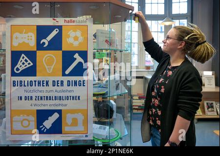 02. März 2023, Sachsen-Anhalt, Halle (Saale): Bibliotheksangestellte Sara Schumann eröffnet den Schaukasten der „Bibliothek der Dinge“. In der Stadtbibliothek Halle (Saale) können neben viel Literatur auch Gegenstände aus einer „Bibliothek der Dinge“ ausgeliehen werden. Das sind Dinge, die nicht ständig gebraucht werden. Um Kosten zu sparen und die Umwelt zu schützen, müssen diese Artikel nicht von jedem gekauft werden, sondern können für einen Zeitraum von vier Wochen ausgeliehen werden. Foto: Heiko Rebsch/dpa Stockfoto
