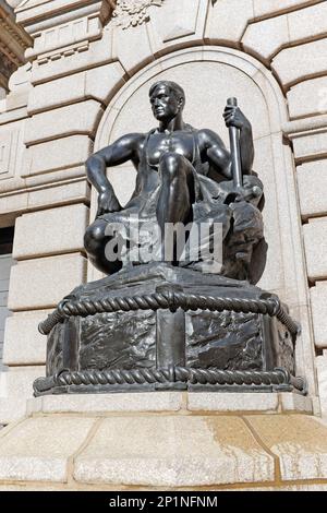 Die 3 Tonnen schwere Bronzeskulptur von Henry Hering mit dem Namen Energie der Ruhe befindet sich vor der Cleveland Federal Reserve auf der Superior Avenue in der Innenstadt von Cleveland, OH Stockfoto