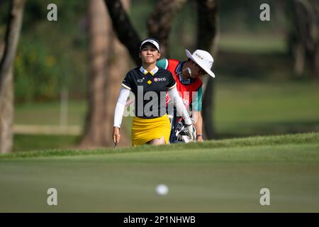 Pattaya, THAILAND. 24. Februar 2023. Atthaya Thitikul aus THAILAND geht während der 2. Runde auf der Honda LPGA Thailand 20 auf das Grün an Loch 1 Stockfoto