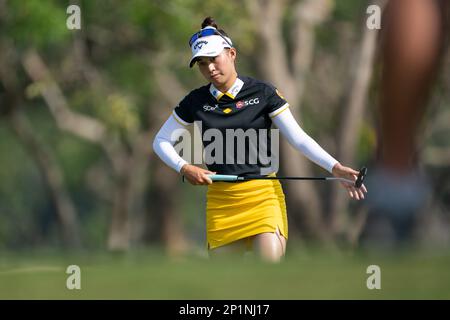 Pattaya, THAILAND. 24. Februar 2023. Atthaya Thitikul aus THAILAND stellt während der 2. Runde auf der Honda LPGA Thailand 2023 AT einen Putt an Loch 1 auf Stockfoto