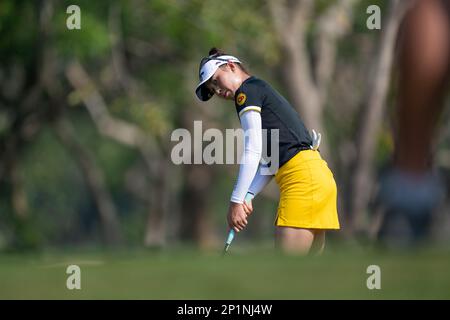 Pattaya, THAILAND. 24. Februar 2023. Atthaya Thitikul aus THAILAND wirft während der 2. Runde auf der Honda LPGA Thailand 2023 in Siam Coun das Loch 1 Stockfoto