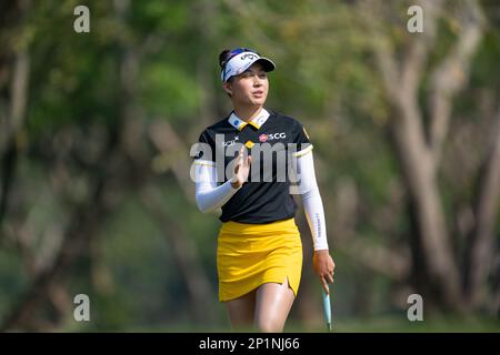 Pattaya, THAILAND. 24. Februar 2023. Atthaya Thitikul aus THAILAND winkt der Menge zu, nachdem er während der 2. Runde auf der Honda LPGA Loch 1 geschlagen hat Stockfoto