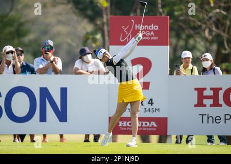 Pattaya, THAILAND. 24. Februar 2023. Atthaya Thitikul aus THAILAND schlägt sich während der 2. Runde bei der Honda LPGA Thailand 2023 auf Siam C am Loch 2 ab Stockfoto