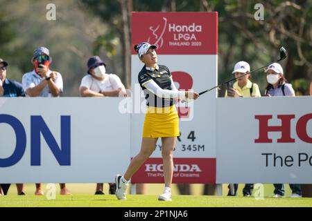 Pattaya, THAILAND. 24. Februar 2023. Atthaya Thitikul aus THAILAND schlägt sich während der 2. Runde bei der Honda LPGA Thailand 2023 auf Siam C am Loch 2 ab Stockfoto