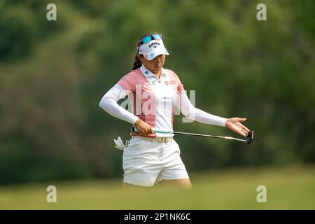 Pattaya, THAILAND. 26. Februar 2023. Atthaya Thitikul aus THAILAND wirft während der 4. Runde auf der Honda LPGA Thailand 2023 in Siam Coun das Loch 1 Stockfoto