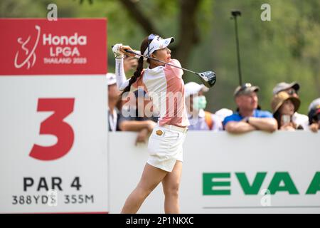 Pattaya, THAILAND. 26. Februar 2023. Atthaya Thitikul aus THAILAND schlägt sich während der 4. Runde bei der Honda LPGA Thailand 2023 auf Siam C am Loch 3 ab Stockfoto