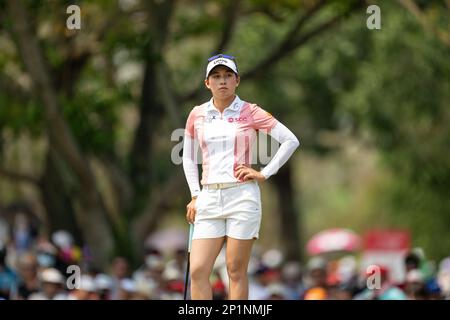 Pattaya, THAILAND. 26. Februar 2023. Atthaya Thitikul aus THAILAND wartet während der 4. Runde auf der Honda LPGA Thailand 2023 bei S auf Loch 5 Stockfoto