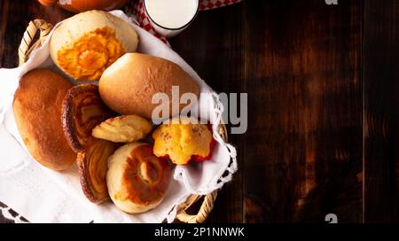 Auswahl an traditionellem mexikanischem Süßbrot, Hojaldra, Bisquet, Cocol, Chino, Oreja, Cacahuate, von Hand hergestellt, in Mexiko heißt es Pan Dulce und cann Stockfoto