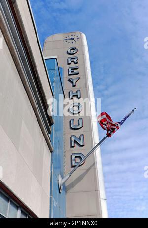 Die 1948 eröffnete Greyhound Station in der Chester Avenue im Zentrum von Cleveland, Ohio, wurde 2023 verkauft. Stockfoto