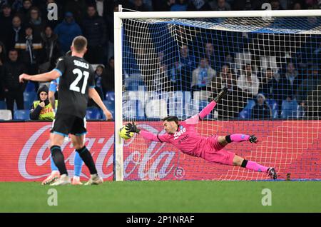 Neapel, Italien. 3. März 2023. Alex Meret (R), der Torwart Neapels, konnte den Ball bei einem Fußballspiel der Serie A zwischen Neapel und Lazio in Neapel, Italien, am 3. März 2023 nicht retten. Kredit: Alberto Lingria/Xinhua/Alamy Live News Stockfoto