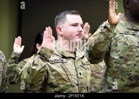 SPC. Caleb Staton meldet sich wieder bei einer Massenwiederernennungszeremonie, ausgerichtet von Major General Bob Harter, kommandierender General der 81. Bereitschaftsabteilung, am Samstag im Division-Hauptquartier. Ein Team von Karriereberatern aus drei Bataillonen unter der Army Reserve Careers Group half bei der Organisation dieser Veranstaltung, indem es etwa 500 Soldaten rief, die sich innerhalb ihres Zeitfensters für die Wiedereinstellung befanden. Mehr als 20 Soldaten, die mehr als 10 Einheiten repräsentieren, nahmen an dieser Zeremonie Teil. Major General Harter nahm sich Zeit, mit allen Familienmitgliedern zu sprechen, die ihren Soldaten unterstützen wollten. Nach der Zeremonie sprach Harter mit dem Stockfoto