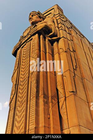 Die imposante 43 Meter hohe Hüterin des Verkehrs mit einem überdachten Wagen ist eine von 8 Sandsteinskulpturen auf der Hope Memorial Bridge in Cleveland. Stockfoto