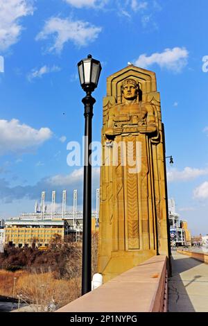 Cleveland Progressive Field, Heimat der Cleveland Guardians, hinter Cleveland, Ohio, ist einer der acht Verkehrswächter, die den Westen beobachten. Stockfoto