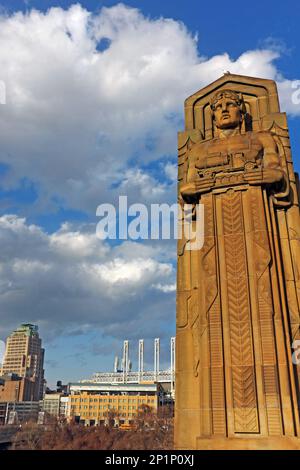 Einer der acht 43 Meter hohen „Guardians of Transportation“ auf der Hope Memorial Bridge mit Progressive Field im Zentrum von Cleveland, Ohio. Stockfoto