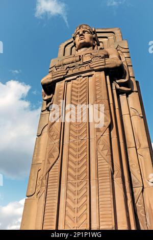 Eine von acht Art-Deco-Statuen der „Guardians of Transportation“, die am 23. Februar 2023 in Cleveland, Ohio, auf der Hope-Memorial Bridge zu sehen sind. Stockfoto