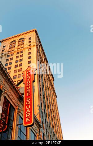 Das berühmte Schild am Playhouse Square im Zentrum von Cleveland, Ohio, USA, erstrahlt von der untergehenden Sonne über dem Theaterviertel Playhouse Square Stockfoto