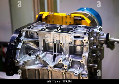 Motorzylinderblock mit in der Werkstatt montierten Kolben Stockfoto