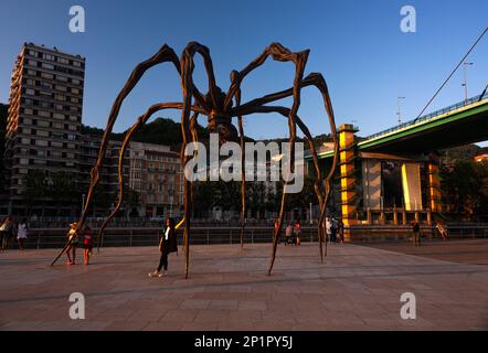 Bilbao, Spanien - 02. August 2022: Blick bei Sonnenuntergang auf die riesigen Spinnenkunstwerke von Louise Bourgeois mit dem Titel Maman Stockfoto