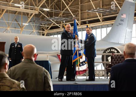 Brigg. General Gent Welsh, Commander, Washington Air National Guard übergibt am 6. Januar 2023 den Guidon des 141. Air Tanken Flügels an Oberst James McGovern im Fairchild Air Force Base, Washington. Der Tod des Guidon ist eine altehrwürdige Tradition und bedeutet, die Verantwortung für das Kommando zu übernehmen. Stockfoto